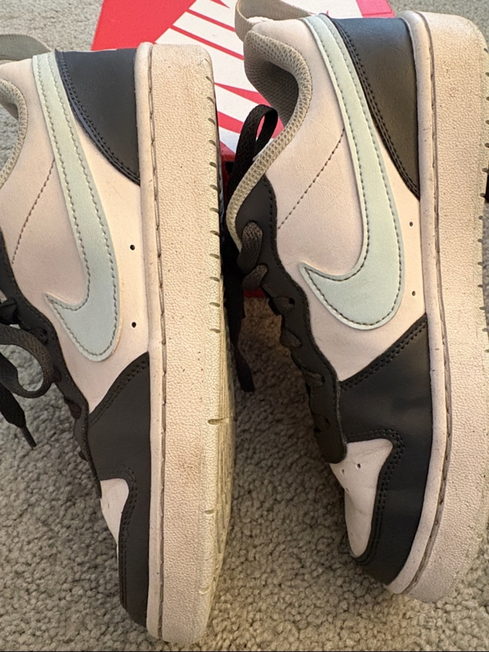 Nike Low-Top Sneakers in White, Dark Grey & Light Blue. Size 5Y - Picture 8 of 9